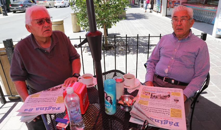 En el restaurante Mitla departieron Ángel Hernández Arias y Francisco Dávila Villalpando
