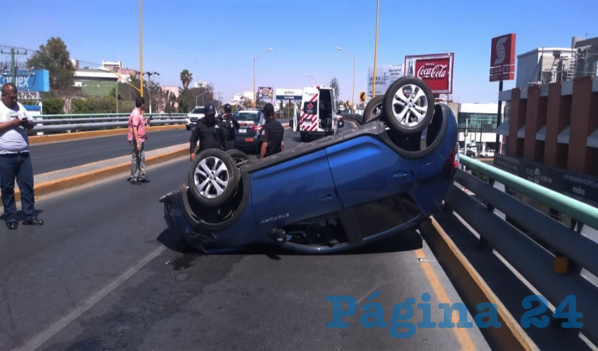 El auto Renault Sendero cruz&oacute; el camell&oacute;n y se volc&oacute; en los carriles de contraflujo