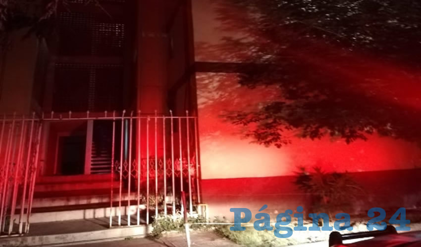 Entrada al edificio donde ocurri&oacute; el sangriento atentado