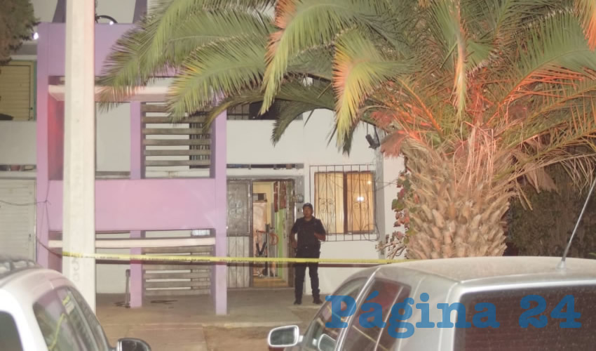 Policías resguarda la entrada al edificio, en donde ocurrió el asesinato