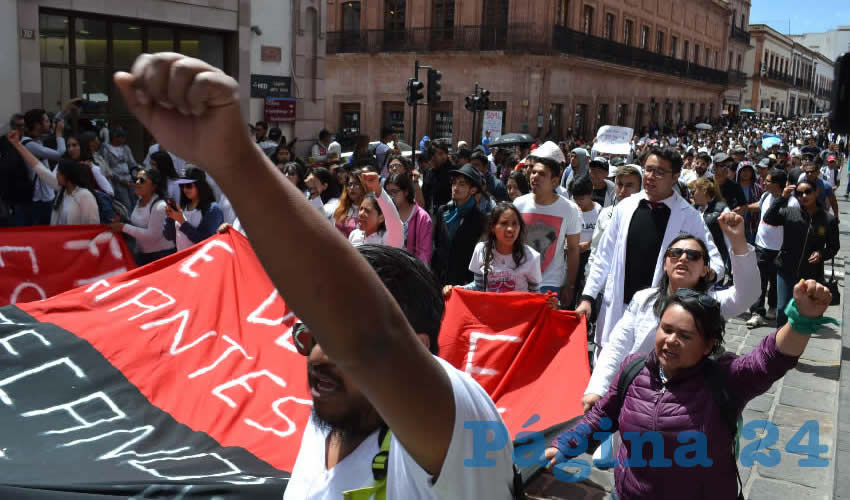 Al entrar a las calles del Centro Histórico comenzaron a gritar consignas como “Ni uno más, ni uno más”, “Por qué nos asesinan”, “No vamos a parar hasta lograr la paz en la universidad”.