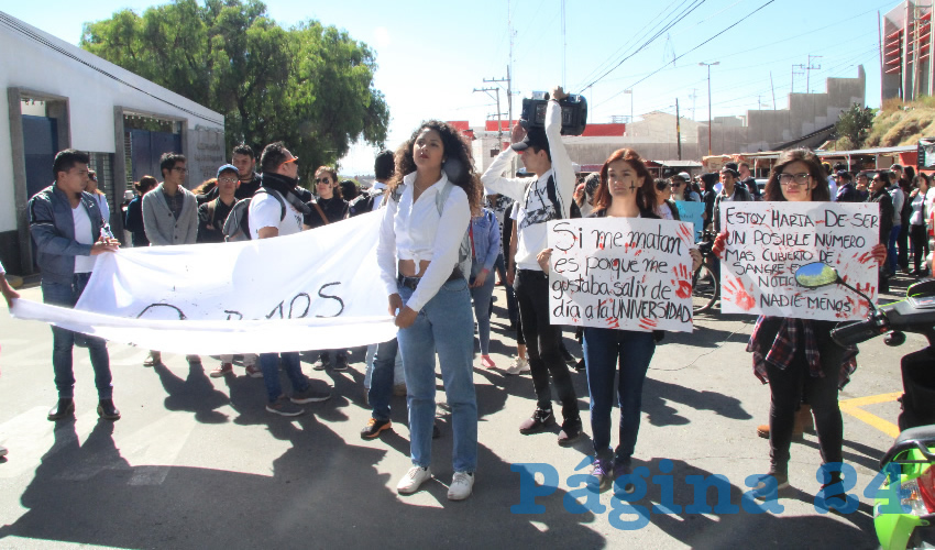 Cientos de estudiantes de la Universidad Autónoma de Zacatecas (UAZ) salieron a las calles a realizar una marcha pacífica en protesta por el asesinato Nayeli Noemí, de 22 años, acontecido la tarde del pasado miércoles en las instalaciones de la Unidad Académica de Derecho (Fotos Rocío Castro y Merari Martínez)