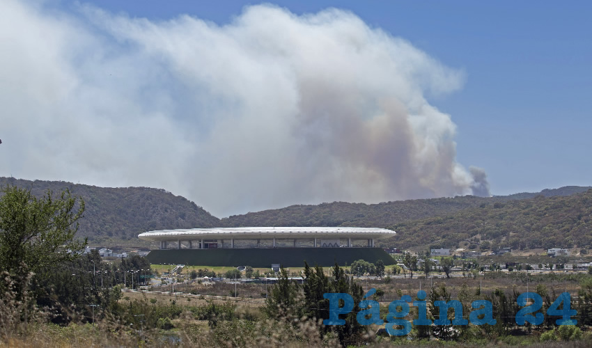 El incendio comenzó el viernes aproximadamente a las dos de la tarde en la zona de Los Asadores y se extendió hasta los límites de los fraccionamientos El Cielo y Bugambilias; mientras tanto, el gobernador Enrique Alfaro anunciaba en sus redes sociales que se iba de vacaciones el fin de semana/Fotos: Cuartoscuro