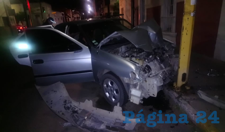 David Maciel Espinoza Campos estampó su auto contra dos vehículos estacionados y un poste de alumbrado
