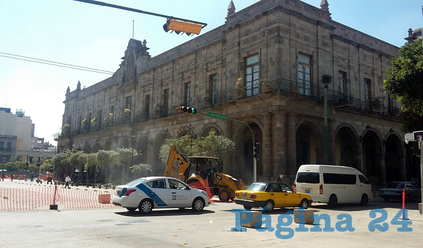 Por avenida Alcalde, o lo que está abierto de ella, los ladrones en motocicleta siguen haciendo de las suyas; el problema se extiende a calles aledañas como Garibaldi y Reforma/Foto: Archivo Página 24
