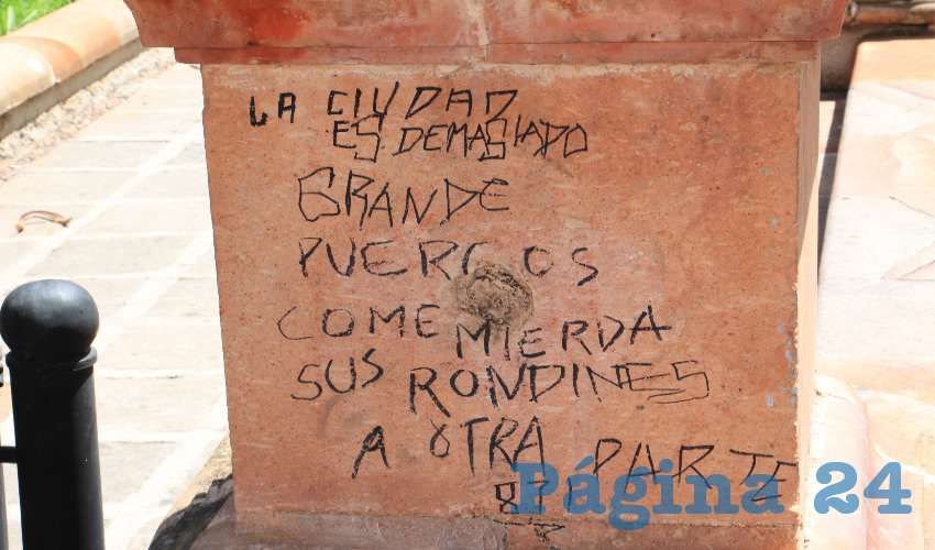 De acuerdo con informes del comandante Jorge Eduardo Muñoz Franco, en días pasados se detuvieron a cinco por realizar grafitis en el primer cuadro de la ciudad (Foto Rocío Castro Alvarado)