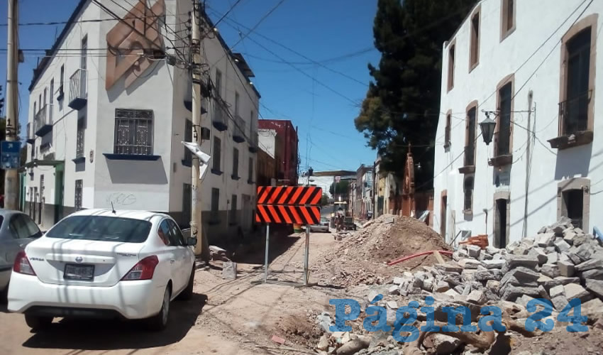 Las obras ya se están extendiendo en la parte lateral de la Plaza Issstezac, debido a que será necesario completar tareas de drenaje y de redes de agua potable, sin dejar de mencionar que la vialidad en honor al general Jesús González Ortega, necesita una reparación (Foto: Rocío Castro Alvarado)
