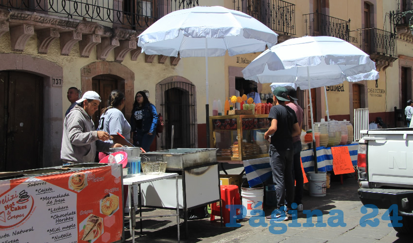 Los comerciantes consideran que las cuotas son parte del comercio semifijo, pues son espacios que otros comerciantes desean obtener, pero algunos ya se han colocado desde hace varios años, por lo que también piden se respeten sus lugares (Foto: Rocío Castro Alvarado)