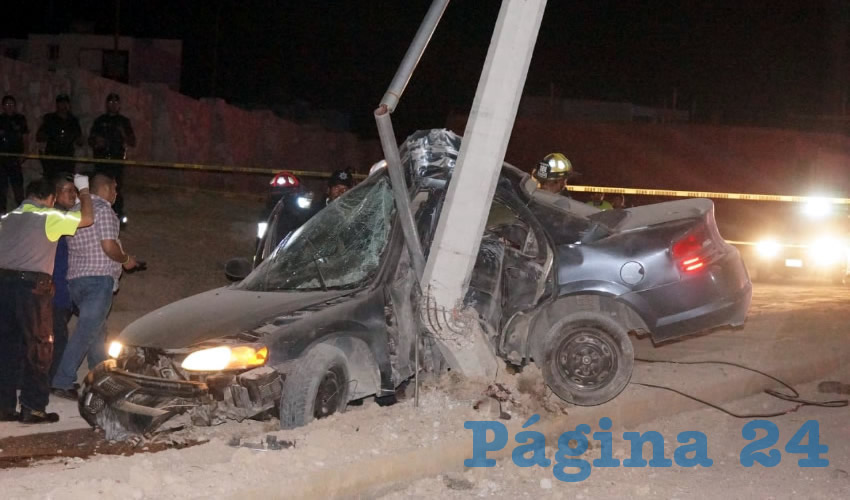 El carro Dodge Stratus quedó totalmente destrozado al estrellarse contra un poste de concreto de la Comisión Federal de Electricidad