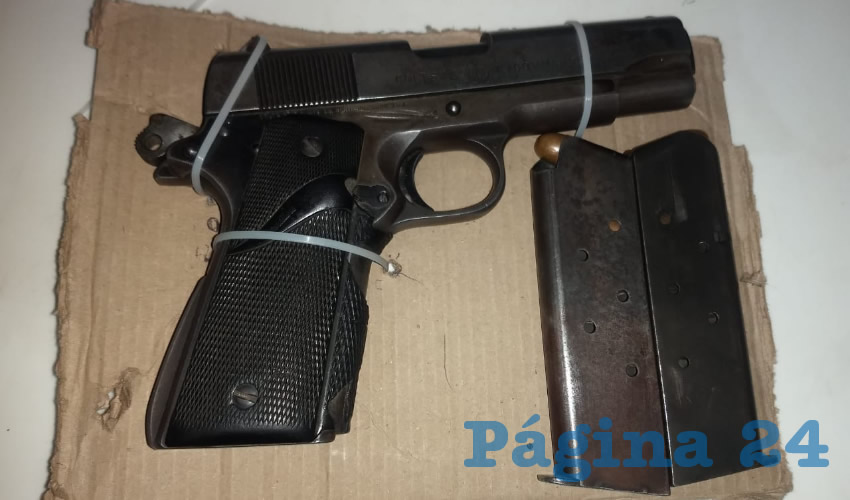 La pistola Colt, calibre .45 con dos cargadores y seis cartuchos útiles, propiedad de Manuel “N” “N”