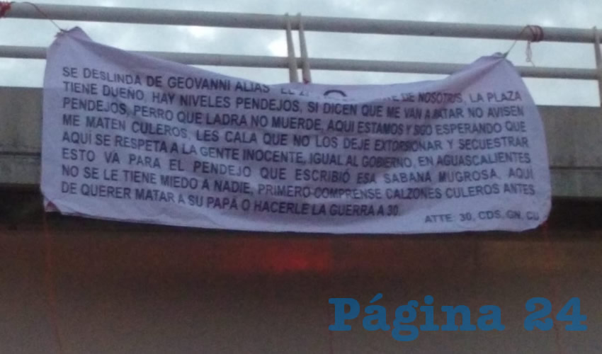 En cinco puentes peatonales fueron colgados los mensajes, en respuesta a una manta aparecida el sábado anterior
