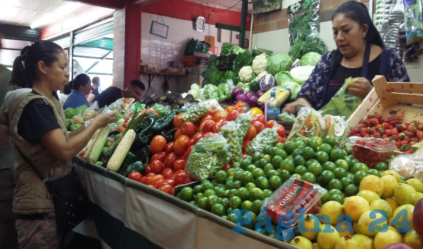 Todas estas labores se realizan con el apoyo del ayuntamiento de Guadalajara, que con el fin de reforzar la sanitización, ha empleado labores de limpieza utilizando su barredora en cerca de 60 negocios de la calle 6 del mercado