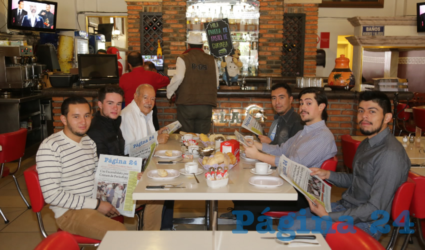 Antonio Rodr&iacute;guez Valdivia, Andr&eacute;s Rodr&iacute;guez Valdivia, Andr&eacute;s valdivia Aguilera, Erick Escalante Valdivia, Eduardo Escalante Valdivia y Bryan Iv&aacute;n Valdivia Soto compartieron el pan y la sal en el restaurante Mitla