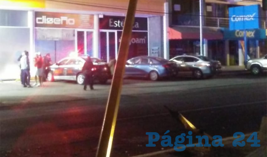 El poste de alumbrado qued&oacute; recargado en la &ldquo;bandera&rdquo; de un sem&aacute;foro