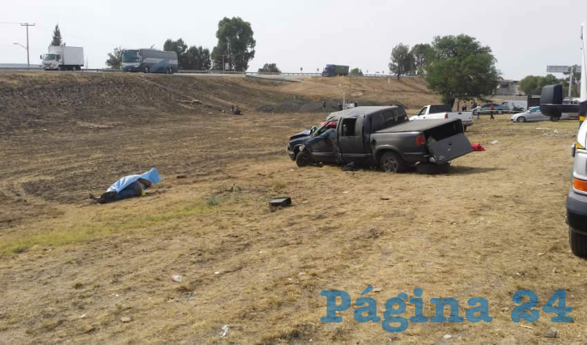 La camioneta salió de la carretera federal 45 norte y se volcó