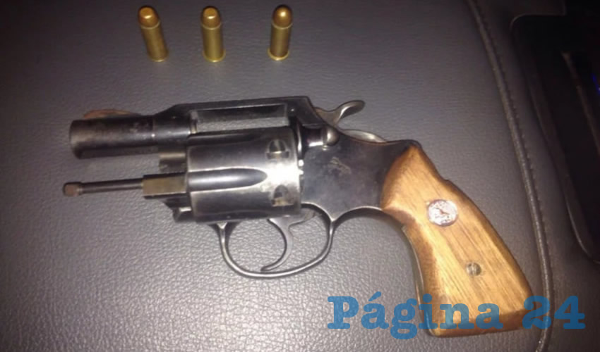 El rev&oacute;lver rev&oacute;lver calibre .38 especial, Smith & Wesson, con tres cartuchos &uacute;tiles.