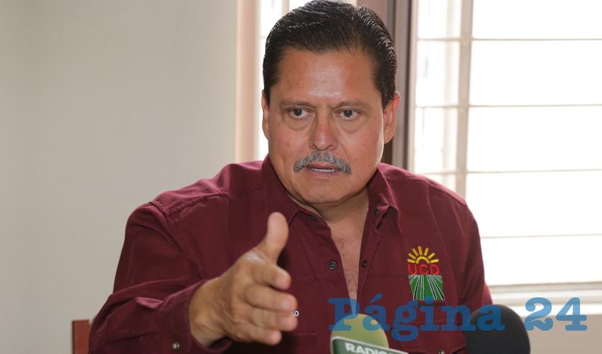 Felipe Hinojo Alonso y las víctimas de tortura en conferencia de prensa (Foto: Eddylberto Luévano Santillán)
