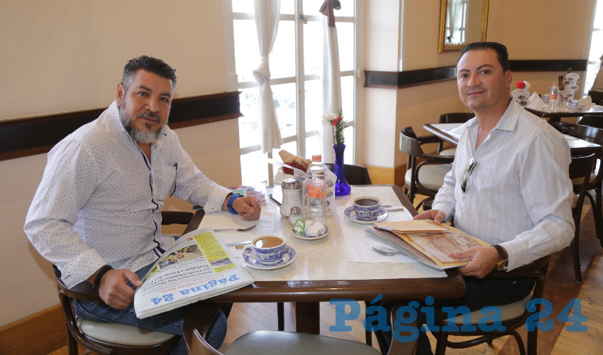 En Sanborns Francia desayunaron José Alberto López Mora y Jonathan Vázquez Ruiz Esparza