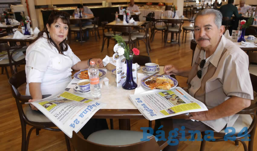 Arcelia Cisneros Gómez y Pablo Mendoza Mendoza compartieron el pan y la sal en Sanborns Francia
