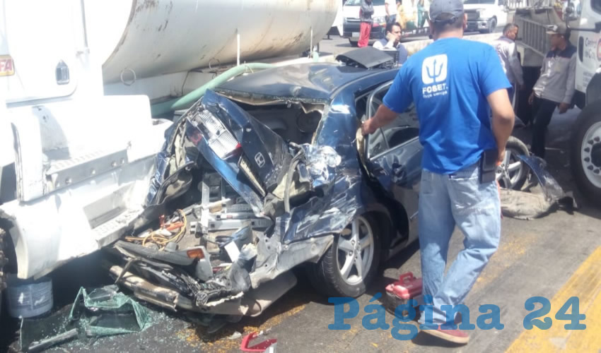 La peor parte la sufri&oacute; este autom&oacute;vil Honda Accord, cuyo conductor result&oacute; ileso