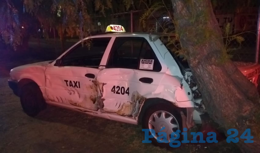 El vehículo de alquiler terminó chocando contra un árbol