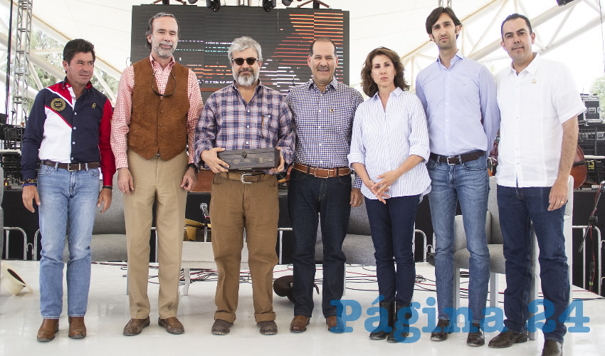 Durante esta entrega que se realiz&oacute; en la Pista Ecuestre de la Isla San Marcos, Orozco Sandoval felicit&oacute; a quienes fueron galardonados