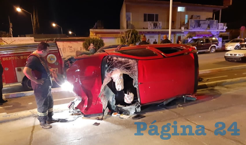 El carro quedó volcado sobre avenida Ajedrecistas, en el fraccionamiento Lomas del Mirador