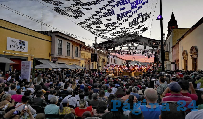En el escenario se presentaron la banda Ahrsis y un total de 120 niñas y niños, quienes acuden de manera regular a la casa de música Compáz, ubicada al oriente de la ciudad