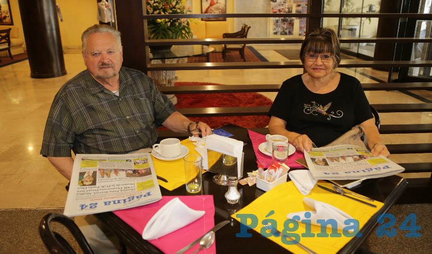 En el restaurante El Capote, del Hotel Francia, almorzaron Dagoberto Ch&aacute;vez Gallardo, de Colima; y Yolanda Ch&aacute;vez Barrag&aacute;n, de Zacatecas