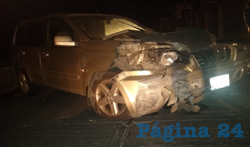 El conductor quedó gravemente herido, al estampar su camioneta contra un arbotante