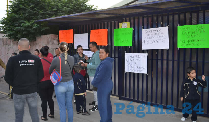 Padres de familia tomaron el Jardín de Niños Rosaura Zapata y la escuela primaria federal Benito Juárez de la capital (Foto Merari Martínez)