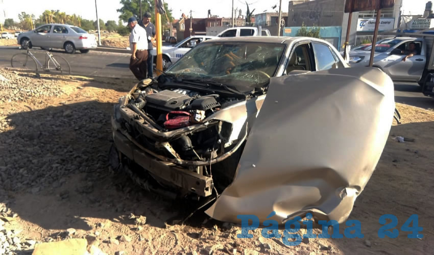 El veh&iacute;culo Toyota Avalon qued&oacute; destrozado en la calle Aglaya