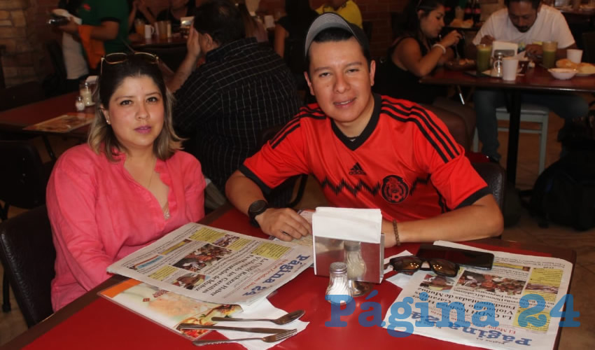 Cristian Escalante y Jorge Luis Garc&iacute;a tomaron su primer alimento del d&iacute;a en el restaurante Las Antorchas