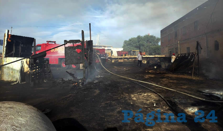 El incendio se extendi&oacute; a dos negocios y una casa en la colonia Curtidores, y tambi&eacute;n caus&oacute; estragos en una capilla 