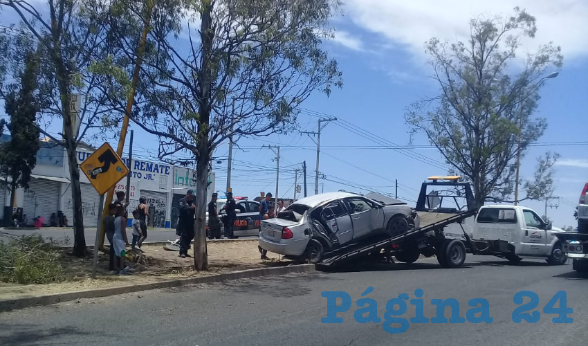 El carro “chocolate” colisionó contra dos árboles y un poste de alumbrado, en avenida Siglo XXI, a la altura del fraccionamiento Solidaridad II