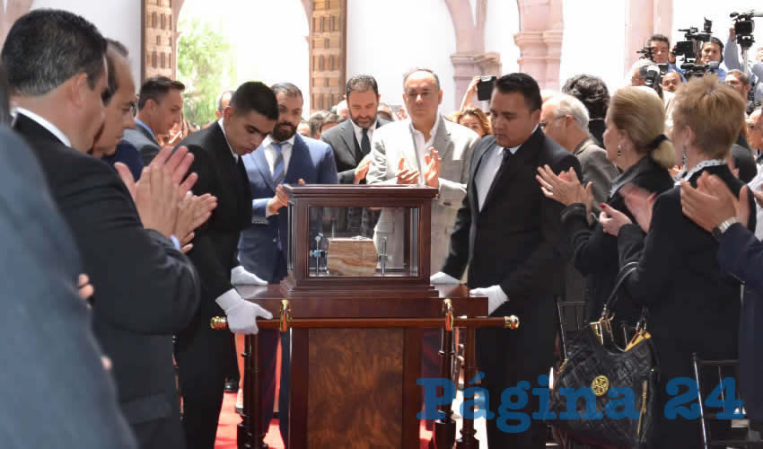 Fue a las 11:30 horas cuando la carroza llegó con los restos de este reconocido personaje a la finca marcada con el 109, donde lo esperaron el mandatario estatal, familiares, artistas zacatecanos para despedirlo (Foto Merari Martínez)