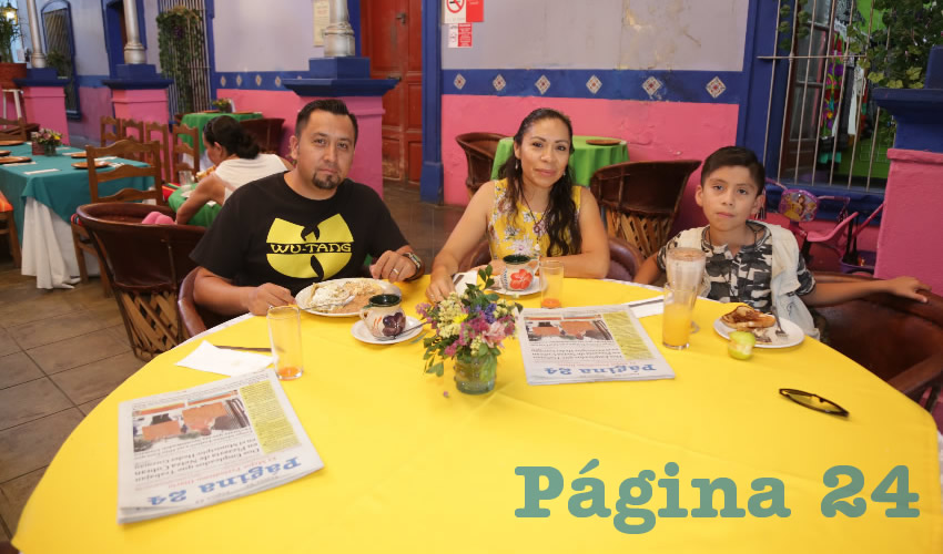 En La Saturnina compartieron el pan y la sal Javier Hern&aacute;ndez Ortiz, su esposa Nancy Rend&oacute;n Reyes y su hijo Jorge Luis Hern&aacute;ndez Rend&oacute;n