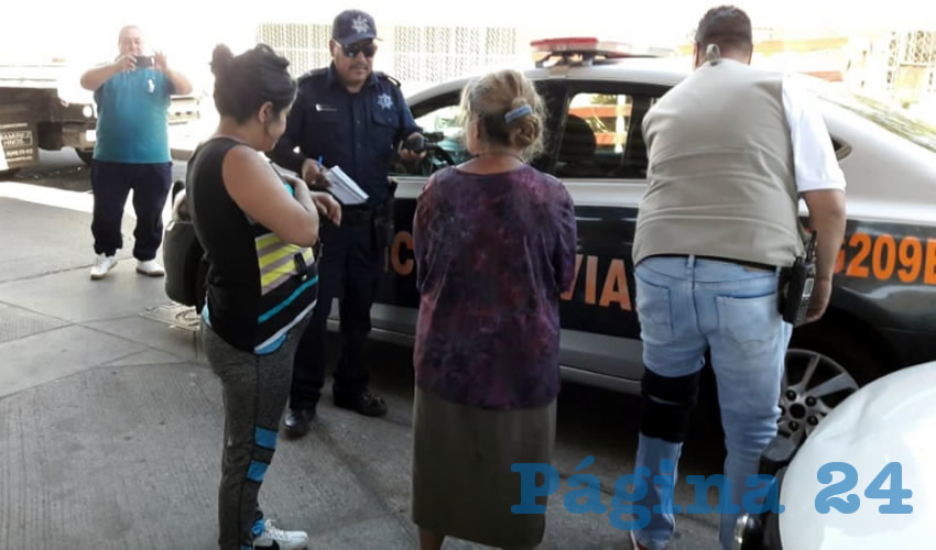 La afectada fue trasladada por un polic&iacute;a de vialidad a un hospital