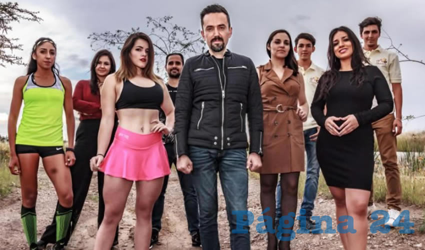 El empresario Arturo Avila Anaya con su equipo de colaboradoras (Foto: Cortes&iacute;a)