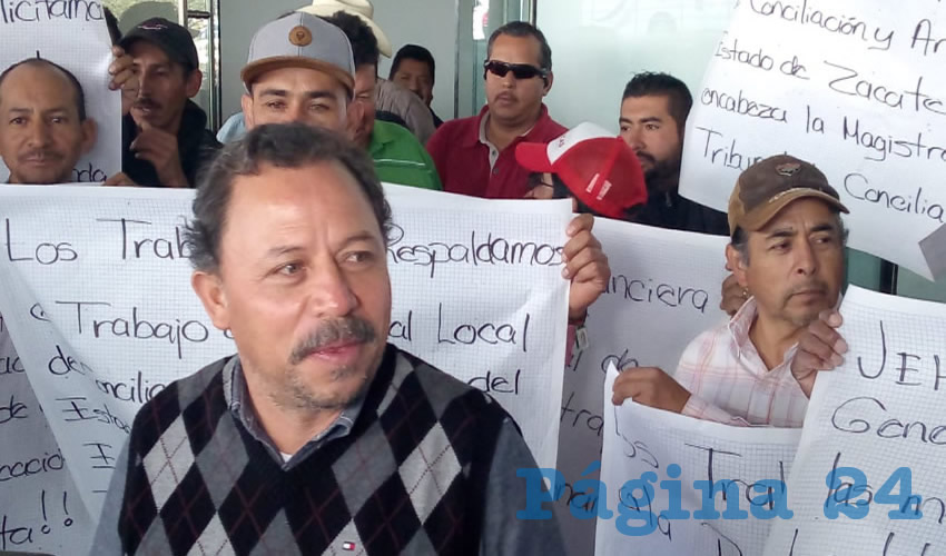 Miembros del Sindicato Independiente de Trabajadores del Estado de Zacatecas (SITEZ) se plantaron en las inmediaciones del Tribunal Local de Conciliación y Arbitraje señalando irregularidades y conflicto de intereses al interior de este organismo (Foto Cortesía)