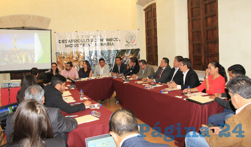 La organizadora de la reunión fue Emma Lisset López Murillo, diputada por el Partido Acción Nacional (PAN), quien expuso que los legisladores participantes son los que pertenecen a la Comisión de Desarrollo Económico, Industria y Minería (Foto Rocío Castro Alvarado)