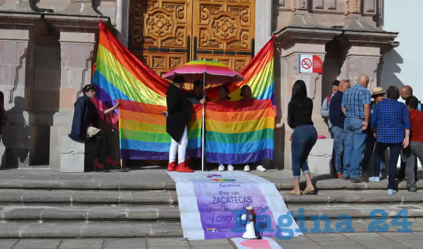 Desde las 7:00 horas los manifestantes llegaron a las instalaciones del Congreso, colocándose en la entrada principal, donde pusieron una bandera arcoíris que identifica su movimiento (Foto Merari Martínez Castro)