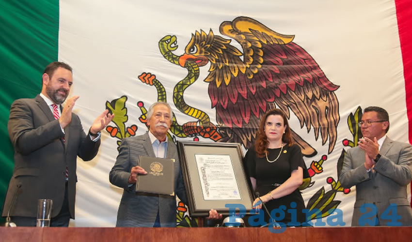En la sesión estuvieron presentes los representantes del Poder Ejecutivo, Alejandro Tello Cristerna, y del Poder Judicial, Armando Ávalos Arellano, quienes ocuparon el presidio de la Sala de Plenos para sumarse al reconocimiento al artista zacatecano (Foto Merari Martínez Castro)