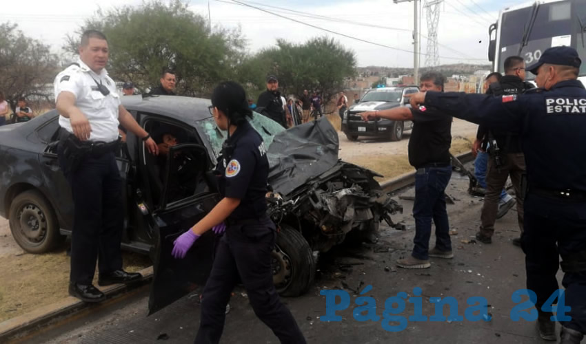 El autom&oacute;vil en que se trasladaban los uniformados, qued&oacute; totalmente destrozado en su parte frontal