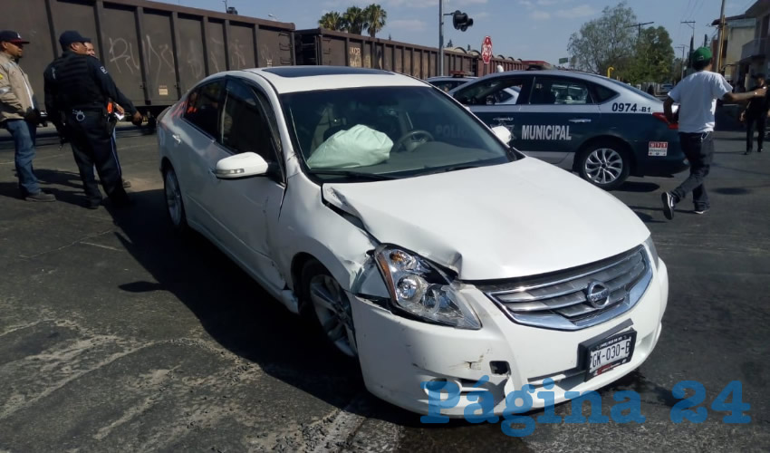 La huella del encontronazo, en el carro Nissan Altima que conducía Juan Manuel Silva Marmolejo, de 45 años de edad