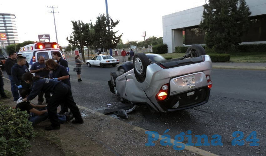El auto Chevrolet Spark se volcó sobre su toldo y se deslizó varios metros