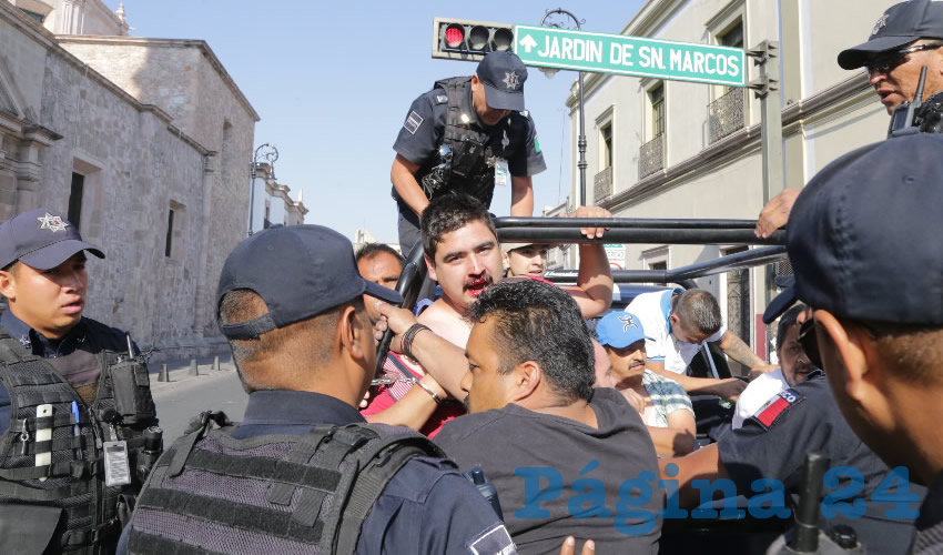 Conforme quitaban las unidades de transporte, los grupos de policías avanzaban y hubo momentos en que se “calentaron” los ánimos