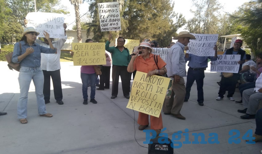Maestros jubilados manifestándose en la explanada del IEA