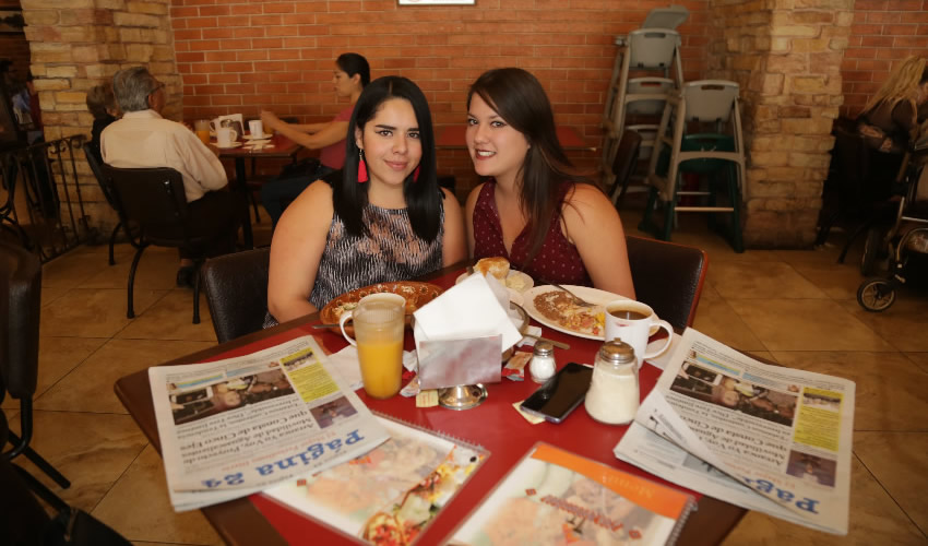 En Las Antorchas desayunaron Ana Karen Medrano Ram&iacute;rez y Paulina Rojas Castro