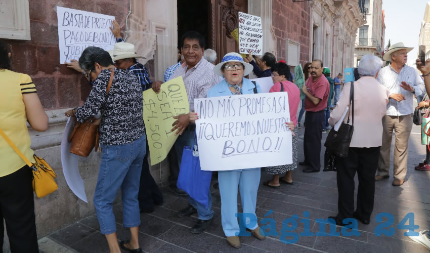Manifestaci&oacute;n de maestros en Palacio de Gobierno (Foto: Eddylberto Lu&eacute;vano Santill&aacute;n)